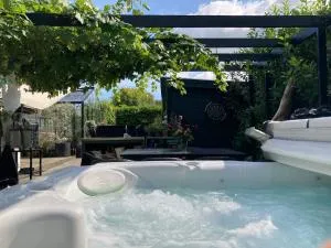 Charming villa, stylish decor with Jacuzzi - Mern