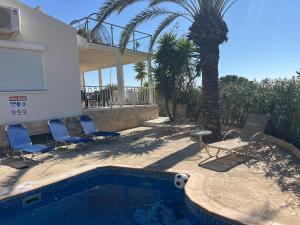 Villa Neyla Four bedroom Coral Bay Beach front