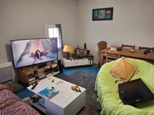 Chambre confortable avec télé - Aiguillon