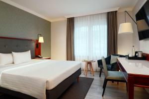 Courtyard Room, Guest room, 1 Queen room in Courtyard by Marriott Hamburg Airport
