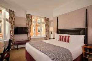 Guest Room, Guest room, 1 Queen room in St. Ermin's Hotel Autograph Collection