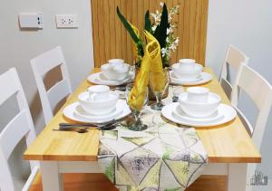 Family Getaway 2BR Staycation Airport with FREE Gym, FREE Pool, FREE Parking - B2 1Kunzite