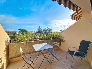 Vacation apartment near sea with private parking