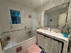 Maisons de vacances villa paisible en pleine nature 7km des plages Cannes Mandelieu : photos des chambres