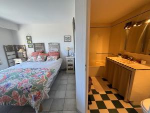 Maisons de vacances villa paisible en pleine nature 7km des plages Cannes Mandelieu : photos des chambres