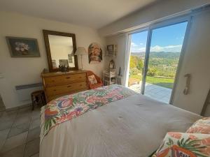 Maisons de vacances villa paisible en pleine nature 7km des plages Cannes Mandelieu : photos des chambres