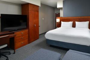 King Room with Sofa Bed room in Courtyard by Marriott Harrisburg Hershey