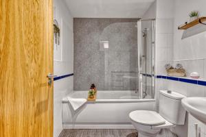 Cosy Central 2-Bed Flat City View & Parking