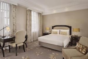 Deluxe Room, Guest room, 1 Queen room in JW Marriott Grosvenor House London