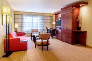 Executive King Suite with Sofa Bed room in Courtyard by Marriott Lexington Keeneland/Airport