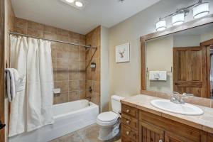 Bright, Mountain Modern Breckenridge Condo condo