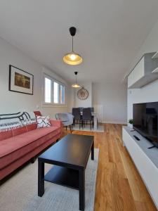 NUEVO DÚPLEX con TERRAZA cerca de PLAYA y METRO con PARKING PRIVADO