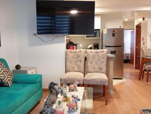 Departamento equipado con aire acondicionado, calefacción, balcón con buena vista