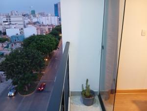 Departamento equipado con aire acondicionado, calefacción, balcón con buena vista