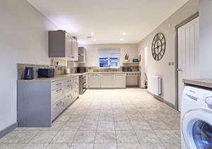 Colchester 4-Bed Home, Comfort for Families & Business Guest