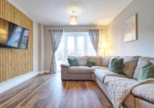 Colchester 4-Bed Home, Comfort for Families & Business Guest