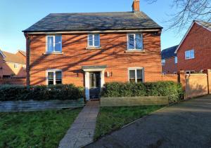 Luxury 4-BDR House in Colchester - Guests up to 8 - Hi-Speed Wi-Fi - Parking - Garden - Business - Contractors - Families - Long Term Stays
