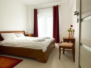 Bella Vista Red Apartment