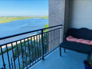 Downtown Port City River Roost with FREE parking
