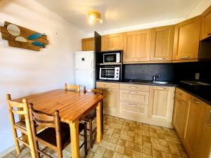 Appartement mezzanine sur la lagune avec piscine