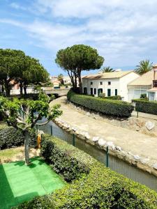 Appartement mezzanine sur la lagune avec piscine
