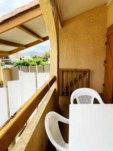 Appartement mezzanine sur la lagune avec piscine