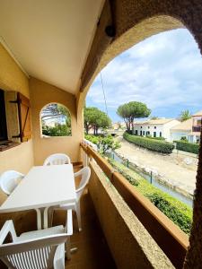 Appartement mezzanine sur la lagune avec piscine
