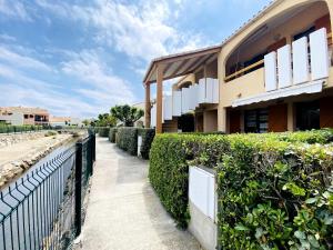 Appartement mezzanine sur la lagune avec piscine