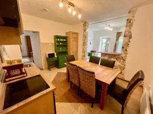 Francesco Apartmanház - Kápolnásnyék