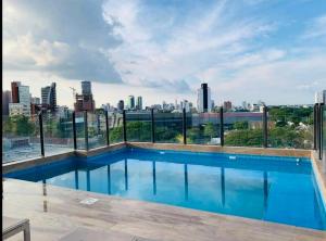 CÉNTRICO DEPARTAMENTO con HERMOSA VISTA y amplios BALCONES