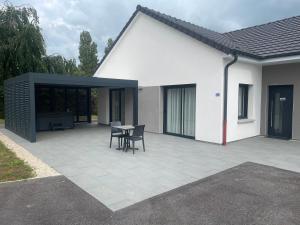 Hotels Logis Hotel Restaurant La Vraine : Appartement - Rez-de-Chaussée