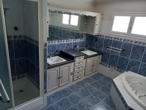Villas PROMOTION sur la derniere semaine d-Aout en Occitanie - villa avec piscine privee : photos des chambres