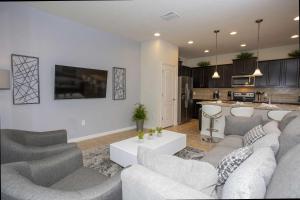 Luxury 5 Bedroom w Private Pool Close to Disney 8875