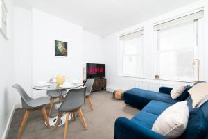 Elegant Apartment in London Steps Away From River Thames