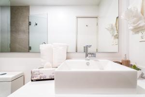 Casa Flor- Quiet, Secure, Serene Central Cabo Condo, Pool Views!