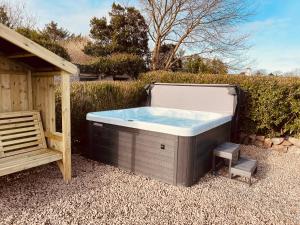 Ty Fin Cottage with Hot Tub