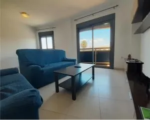 Amplio piso de 3 dormitorios con balcón y aparcamiento - Alborania - Viator