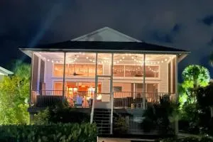 Private Bayfront Beach House with Dock, Steps to Beach and Restaurants - 马纳索塔基