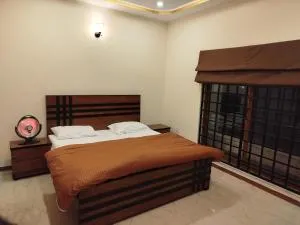 The Warmer House Islamabad Airport - Mundwāl