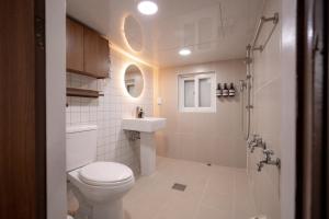 Seokchon Lake Family House