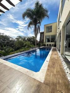 Mansão moderna em condomínio