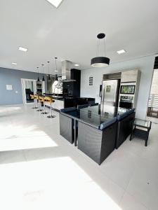 Mansão moderna em condomínio