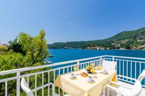 Sunny apartment seafront with sunbeds! Unique