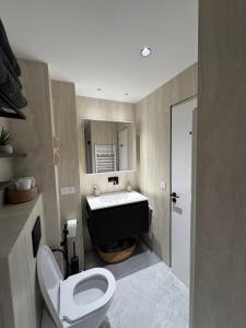 2 bedroom apartment renovated in the heart of Paris