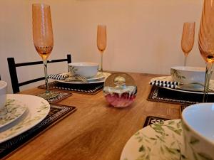 Cozy 2BR Home Leeds Free Parking & Wifi Pets Welcome