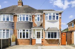 Lovely Double Room with En Suite and separate private entrance Accommodation for 1 Person only