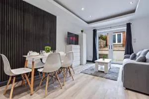 6 Bedroom 4 Bathroom House - Sleeps 12 - Central Location , Self Check-In, Fast Wifi and Smart TV by Yoko Property - Boddicott