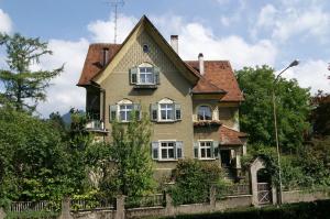 CROWN LIVING Villa Schillerstraße Dornbirn - Historisches Wohnen, nostaltigsches Apartment, ideal für Feriengäste und Geschäftsreisende, Parkplatz, zentrumsnah, Self Check-in