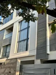 Welcome Home Brand New Luxury Villa for NRIs and Corporate Families 10000 sq ft luxury villa that seamlessly blends comfort sophistication and convenience perfectly suited for families NRIs and corporate guests seeking a refined living experience - Hakīmpet