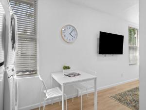 Shadyside, Central !2 Bright and Stylish Studio With Free Parking